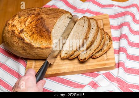 Frisches hausgemachtes Bio-Brot auf Holzplatte Stockfoto