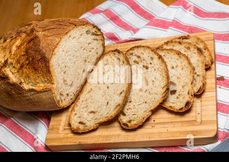 Frisches hausgemachtes Bio-Brot auf Holzplatte Stockfoto