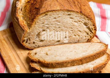 Frisches hausgemachtes Bio-Brot auf Holzplatte Stockfoto