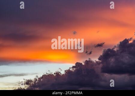 Sturmwolken am Abendhimmel, Ingolstadt, Bayern, Deutschland Stockfoto