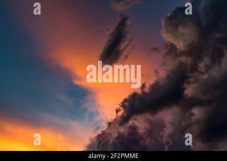 Sturmwolken am Abendhimmel, Ingolstadt, Bayern, Deutschland Stockfoto