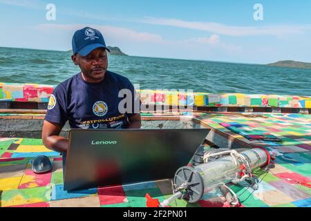 Kisumu, Nyanza, Kenia. März 2021, 9th. Bahati Mayoma arbeitet während der Untersuchungen an seinem Laptop Bahati Mayoma, ein tansanischer Forscher, der sich auf aquatische Ökologie und Umweltmanagement spezialisiert hat, untersucht das Ausmaß der Mikroplastik-Verschmutzung im Viktoriasee. Quelle: James Wakibia/SOPA Images/ZUMA Wire/Alamy Live News Stockfoto