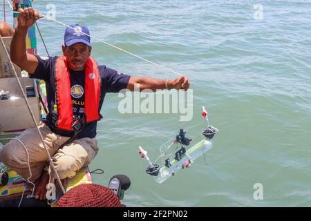 Kisumu, Nyanza, Kenia. März 2021, 9th. Hassan Shaffir, ein Kapitän und Co-FlipFlopi Bootsbauer, der während der Untersuchungen einen Mikroplastik-Tiefwassersammler in die Gewässer bringt.Bahati Mayoma, ein tansanischer Forscher, der sich auf aquatische Ökologie und Umweltmanagement spezialisiert hat, untersucht das Ausmaß der Mikroplastik-Verschmutzung im Viktoriasee. Quelle: James Wakibia/SOPA Images/ZUMA Wire/Alamy Live News Stockfoto