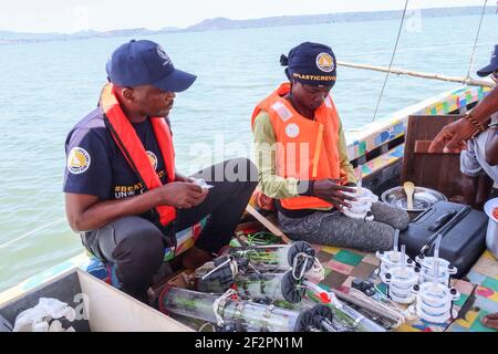 Kisumu, Nyanza, Kenia. März 2021, 9th. Bahati Mayoma wird bei den Untersuchungen von Julius Owino Ooko, dem kenianischen Hip Hop-Künstler Juliani, bei der Zusammenstellung von Tiefwassersammlern aus Mikroplastik unterstützt.Bahati Mayoma, ein tansanischer Forscher, der sich auf aquatische Ökologie und Umweltverschmutzung spezialisiert hat, untersucht das Ausmaß der Mikroplastik-Verschmutzung im Viktoriasee. Quelle: James Wakibia/SOPA Images/ZUMA Wire/Alamy Live News Stockfoto