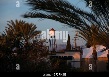 Sonnenuntergang Dämmerungsansicht des historischen Wasserturms von 1935 der Innenstadt von Placentia, Kalifornien, USA. Stockfoto