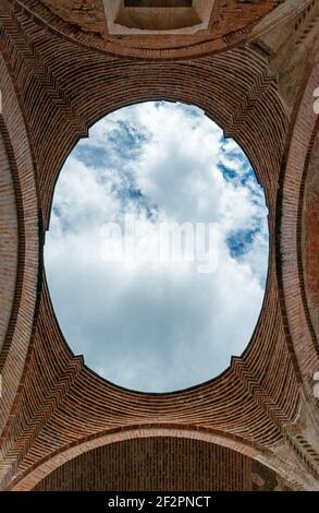 Künstlerischer Blick über die fehlende Kuppel der alten Kathedrale Ruinen von Antigua Stadt aufgrund eines Erdbebens, Guatemala. Stockfoto