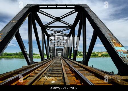 Bahnübergang über den Bow River in Calgary, östlich der Innenstadt. Es liegt neben dem Nose Creek und gleich nach oben von der Harvie Passage im Pearce Estate Park. Stockfoto