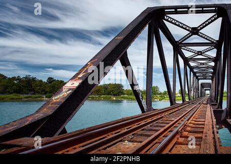 Bahnübergang über den Bow River in Calgary, östlich der Innenstadt. Es liegt neben dem Nose Creek und gleich nach oben von der Harvie Passage im Pearce Estate Park. Stockfoto