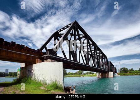 Bahnübergang über den Bow River in Calgary, östlich der Innenstadt. Es liegt neben dem Nose Creek und gleich nach oben von der Harvie Passage im Pearce Estate Park. Stockfoto