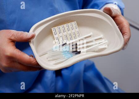 Essen, Nordrhein-Westfalen, Deutschland - Impfbeginn im Corona Impfzentrum Essen werden die Impfspritzen, BioNTech-Pfizer-Impfstoff, 6 Impfdosen aus einer Ampulle auf Impfspritzen gezogen. Stockfoto