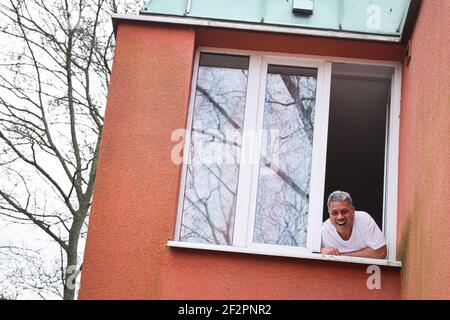 Hamburg, Deutschland. März 2021, 12th. Kapitän Tekemau Kiraua aus Kiribati spricht während eines Interviews mit der Deutschen Presseagentur während seiner Quarantäne aus dem Fenster seines Zimmers in der Jugendherberge der Horner Rennbahn. Zahlreiche Seeleute aus dem Südseestaat stecken seit Oktober 2020 aufgrund der Corona-Pandemie in der Hamburger Jugendherberge fest. (To dpa 'Once Hamburg and back - Kiribati Matrosen auf Corona Odyssee') Quelle: Christian Charisius/dpa/Alamy Live News Stockfoto