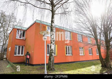 Hamburg, Deutschland. März 2021, 12th. Kapitän Tekemau Kiraua aus Kiribati spricht während eines Interviews mit der Deutschen Presseagentur während seiner Quarantäne aus dem Fenster seines Zimmers in der Jugendherberge der Horner Rennbahn. Zahlreiche Seeleute aus dem Südseestaat stecken seit Oktober 2020 aufgrund der Corona-Pandemie in der Hamburger Jugendherberge fest. (To dpa 'Once Hamburg and back - Kiribati Matrosen auf Corona Odyssee') Quelle: Christian Charisius/dpa/Alamy Live News Stockfoto