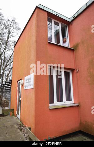 Hamburg, Deutschland. März 2021, 12th. Kapitän Tekemau Kiraua aus Kiribati spricht während eines Interviews mit der Deutschen Presseagentur während seiner Quarantäne aus dem Fenster seines Zimmers in der Jugendherberge der Horner Rennbahn. Zahlreiche Seeleute aus dem Südseestaat stecken seit Oktober 2020 aufgrund der Corona-Pandemie in der Hamburger Jugendherberge fest. (To dpa 'Once Hamburg and back - Kiribati Matrosen auf Corona Odyssee') Quelle: Christian Charisius/dpa/Alamy Live News Stockfoto