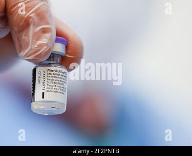 Essen, Nordrhein-Westfalen, Deutschland - Impfbeginn im Corona Impfzentrum Essen werden die Impfspritzen, BioNTech-Pfizer-Impfstoff, 6 Impfdosen aus einer Ampulle auf Impfspritzen gezogen. Stockfoto