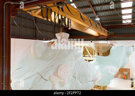 Benaguacil, Spanien. Februar 2021, 2nd. Ein Denkmal, das von einem Brückenkran während des Bauprozesses der Falla.die Valencia Fallas wurden ausgesetzt wegen der gesundheitlichen Situation durch die Pandemie Covid19 verursacht. Das Werk Fallas muss bis zur zweiten Jahreshälfte 2021 warten. Die Hauptfalla der Plaza del Ayuntamiento ist bereits in die letzte Bauphase eingetreten. Die letzten Details wurden in der Werkstatt des Fallas-Künstlers Alejandro Santaeulalia zusammen mit dem Künstler und Designer Antonio Segura Donat gemacht.Credit: Xisco Navarro/SOPA Images/ZUMA Wire/Alamy Live News Stockfoto