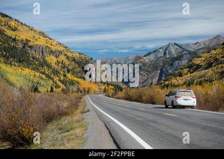 Herbstfarbe entlang des Million Dollar Highway (State Route 145) zwischen Silverton und Ouray, Colorado Stockfoto