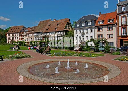 Park, Brunnen, Besucher, Fachwerkhäuser entlang der lauter (bedeckt), Wissembourg, Weissenburg, Elsass, Frankreich Stockfoto