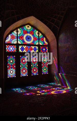 Fenster in der Nasir Ol Molk Moschee in Shiraz, Iran Stockfoto