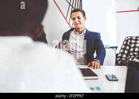 Ein Team von jungen Büroangestellten, Geschäftsleute mit Laptop arbeiten Stockfoto