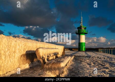 Pier Leuchtfeuer und Eisformationen, Lübeck-Travemünde Stockfoto