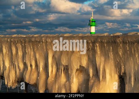 Pier Leuchtfeuer und Eisformationen, Lübeck-Travemünde Stockfoto