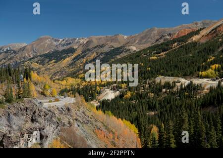 Herbstfarbe entlang des Million Dollar Highway zwischen Silverton und Ouray, Colorado Stockfoto