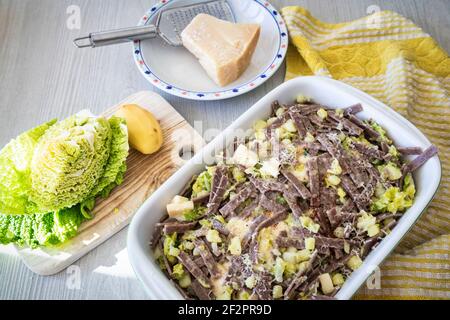 Pizzoccheri verzehrfertig, ein typisches Gericht aus dem Valtellina (Italien) und dem Kanton Graubünden (Schweiz) Stockfoto