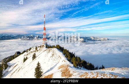 Verschneite Berglandschaft auf dem Gipfel der Grünten an einem sonnigen Wintertag. Allgäuer Alpen, Bayern, Deutschland Stockfoto