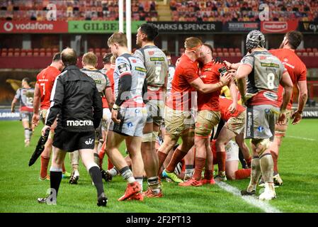 Limerick, Irland. März 2021, 12th. Munster Spieler feiern Scoring während der Guinness PRO14 Runde 15 Spiel zwischen Munster Rugby und Scarlets im Thomond Park in Limerick, Irland am 12. März 2021 (Foto von Andrew SURMA/SIPA USA) Kredit: SIPA USA/Alamy Live News Stockfoto