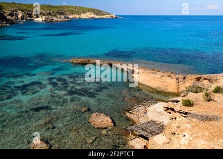 Ibiza, Spanien - 27. September 2017: Cala Xarraca Strand an der Nordküste der Insel Ibiza. Kristallklares Wasser auf diesem fast wilden Strand, wo Stockfoto