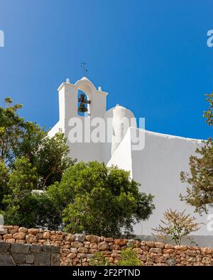 Denkmal 'Puig de Missa'. Glockenturm-Detail. Typische Ibiza Kirche in der Gemeinde Santa Eulalia del Río. Weiß getüncht und weiß getüncht wa Stockfoto