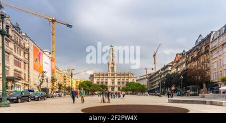 Liberty Square und Rathaus und seine Baukräne, in Porto, Portugal Stockfoto