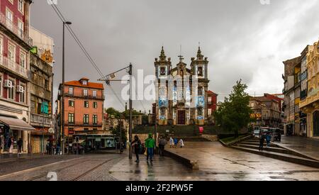 Alte Kirche im Regen in Porto, Portugal Stockfoto