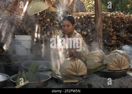 Yunce Unbanu kocht palmsaft, um Palmzucker im Dorf Oehandi, Rote Insel, Indonesien zu machen. Stockfoto