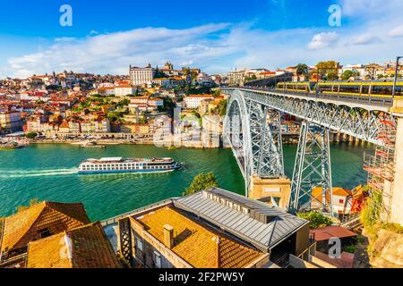 Dom Luis I Stahlbrücke am Douro Fluss in Porto, Portugal Stockfoto