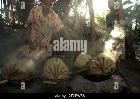 Yunce Unbanu kocht palmsaft, um Palmzucker im Dorf Oehandi, Rote Insel, Indonesien zu machen. Stockfoto