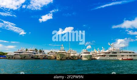 Yachten auf der Insel Saint Martin in der Karibik Stockfoto