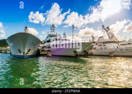 Auf der holländischen Seite der Insel liegen riesige Yachten Von Saint Martin in der Karibik Stockfoto