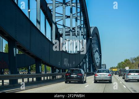 Hamburg. Deutschland. - 07. Mai 2016: Hamburg. Deutschland. Stadturlaub. Stadtfeste. Autobahn- und Autoverkehr Stockfoto