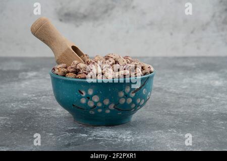 Rohe Bohnenkörner in Schalen auf Marmoroberfläche angezeigt Stockfoto