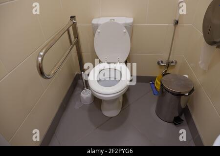 toilette mit einem Gerät für Menschen mit Behinderungen, Invaliden, Stockfoto