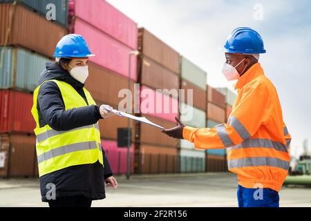 Industrial Logistic Engineer Und Delivery Manager In Face Mask Stockfoto