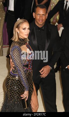 Mai 7, 2018 - New York City, New York, USA - JENNIFER LOPEZ und ALEX RODRIGUEZ an der Costume Institute profitieren feiert die Eröffnung der Himmelskörper: Mode und der Katholischen Phantasie Ausstellung im Metropolitan Museum of Art (Credit Bild: © Nancy Kaszerman über ZUMA Draht) Stockfoto