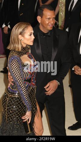 Mai 7, 2018 - New York City, New York, USA - JENNIFER LOPEZ und ALEX RODRIGUEZ an der Costume Institute profitieren feiert die Eröffnung der Himmelskörper: Mode und der Katholischen Phantasie Ausstellung im Metropolitan Museum of Art (Credit Bild: © Nancy Kaszerman über ZUMA Draht) Stockfoto