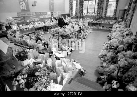 NUR SCHWARZ-WEISS Aktenfoto vom 21/03/96 eines Polizisten, der unter Tausenden von weichen Spielzeugen steht, die eine Kirchenhalle in Dunblane füllen, die aus der ganzen Welt als Reaktion auf das Dunblane-Massaker geschickt wurde. Sechzehn Kinder und Lehrer Gwen Mayor wurden von Gunman Thomas Hamilton ermordet, als er am 13 1996. März in der Dunblane Primary School das Feuer auf eine Turnhalle eröffnete. Ausgabedatum: Samstag, 13. März 2021. Stockfoto