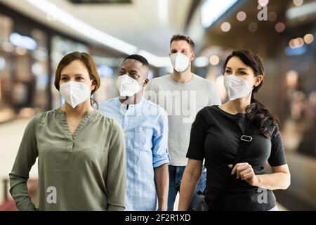 Einzelhandel Einkaufen Mit Coronavirus Ffp2 Gesichtsmaske Stockfoto