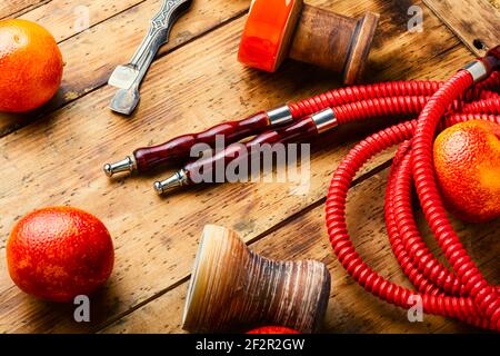 Ägyptische Shisha oder Shisha mit Tabak mit Grapefruitaroma.Ostrauchen Kalian Stockfoto