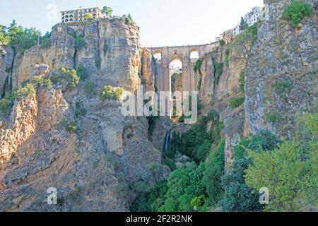 Puente nuevo von unten gesehen in Ronda, Malaga, Andalusien, Spanien Stockfoto