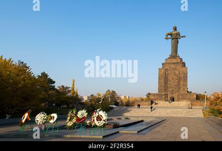 Jerewan, Armenien - 14. November 2019: Mutter Armenia Statue oder Mayr hayastan. Denkmal befindet sich im Victory Park, Jerewan Stadt, Armenien. Stockfoto