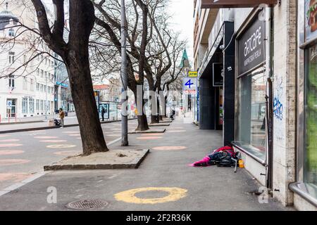 Obdachlose Person, die während der Sperre im März 2020 auf dem Boden auf einem Platz lag und keinen Platz zum Abschalten hatte. Stockfoto